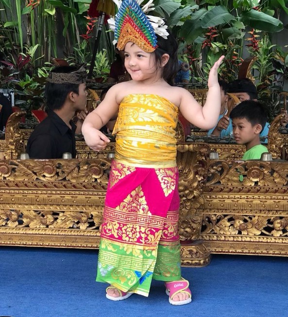 Baju Adat Bali Anak Lucu dan Menggemaskan Kuning Pink