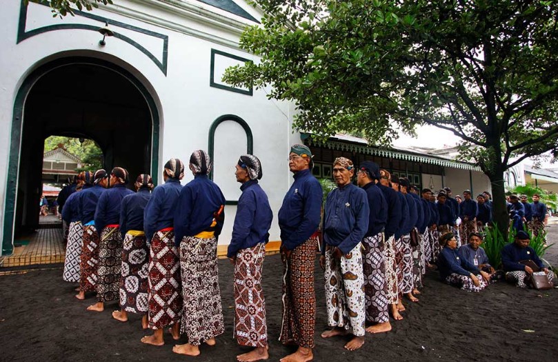 Busana Peranakan Atela, Pakaian Adat Yogyakarta Untuk Abdi Dalem