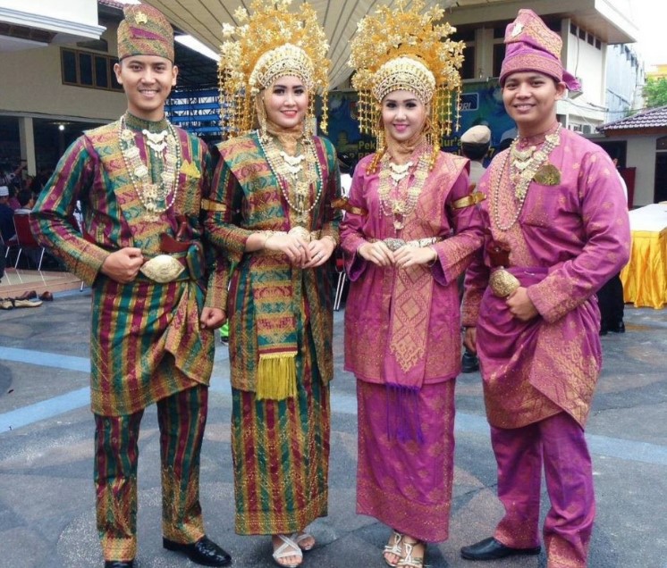Ini Dia Pakaian Adat Riau dari Tradisional Hingga Modern 
