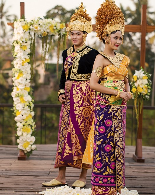 Pakaian Adat Bali untuk Pernikahan Gold Simple Mewah