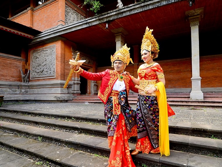 Pakaian Adat Bali untuk Pernikahan Merah Gold
