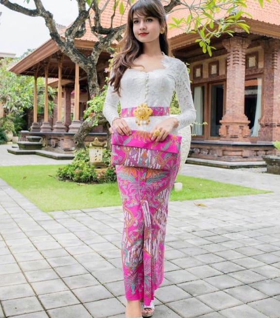 Pakaian Adat Khas Bali Simpel Modern Putih Pink
