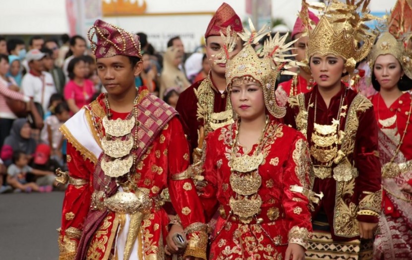 Pakaian Adat Lampung Saibatin Tradisional