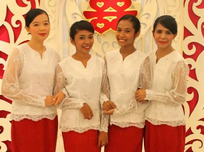 Pakaian Adat Maluku Tradisional Baju Putih Panjang