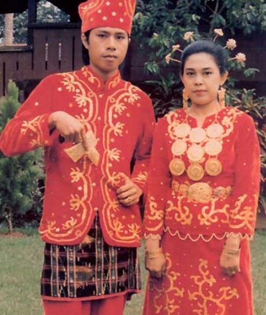 Pakaian Adat Maluku Utara Tradisional