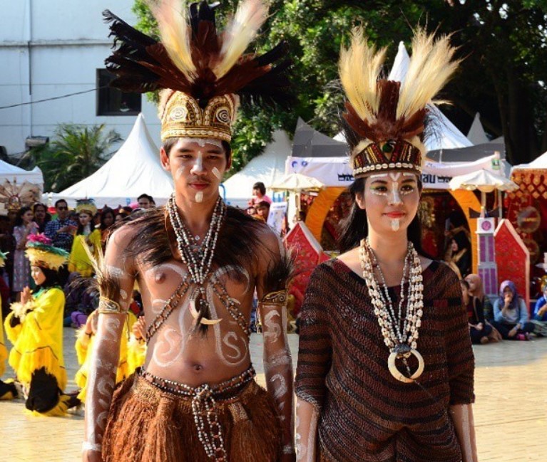 Pakaian Adat Papua Pria dan Wanita