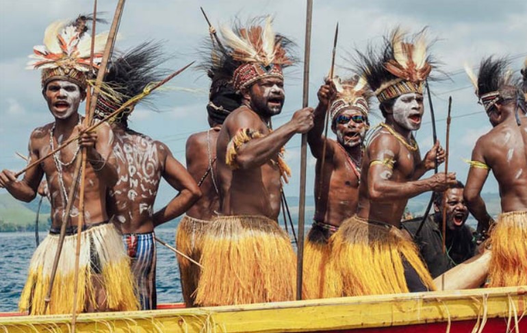 Pakaian Adat Papua Tradisional
