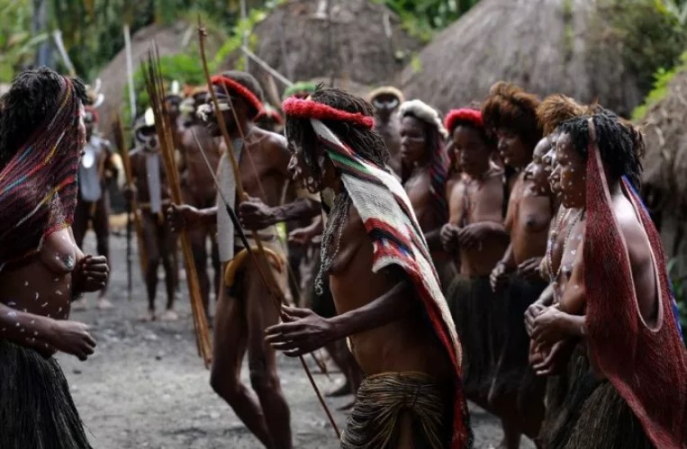 Pakaian Holim Khas Papua Tradisional