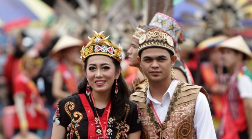 Pakaian Adat Dayak Kalimantan Barat Modern
