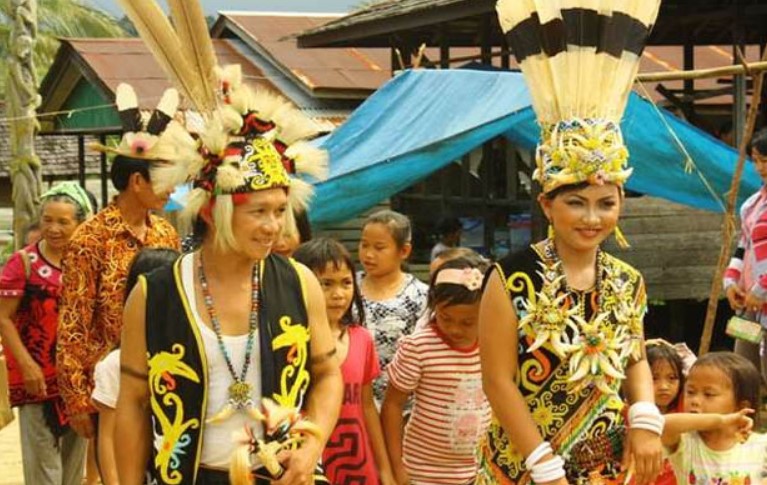 Pakaian Adat Kalimantan Utara Tradisional