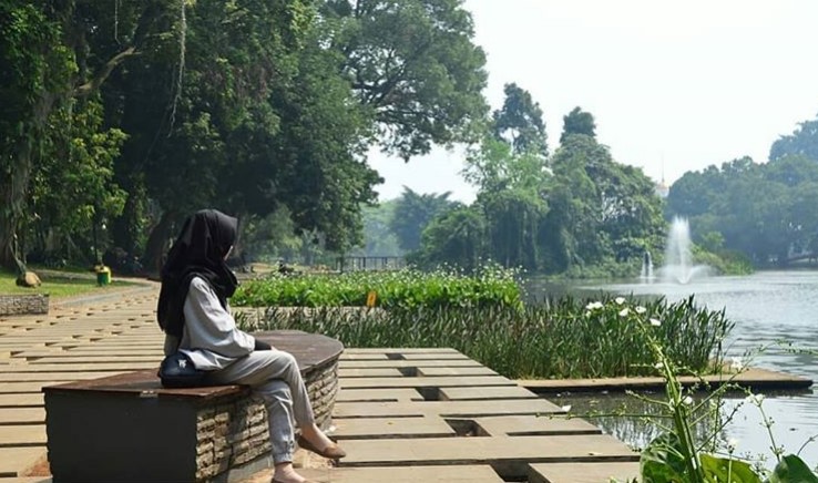 Danau dengan Pemandangan Istana Bogor