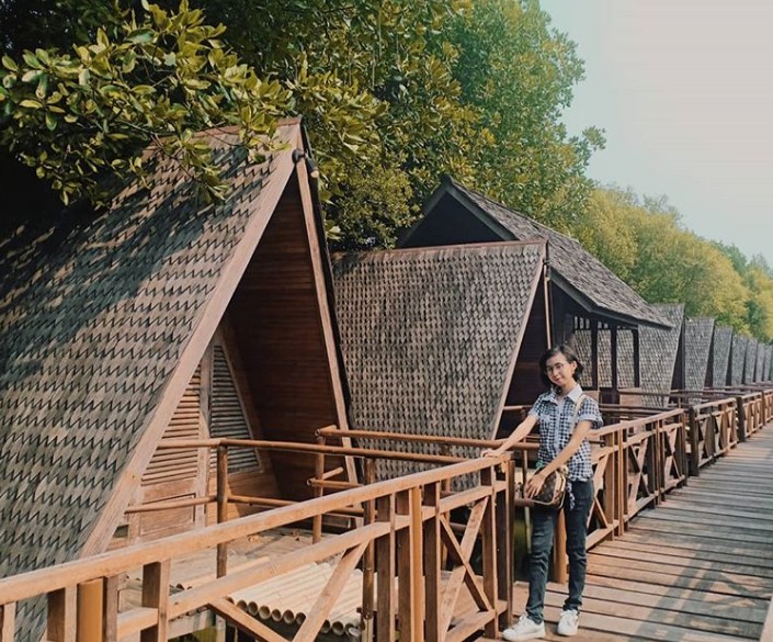 Menyusuri Jembatan Kayu